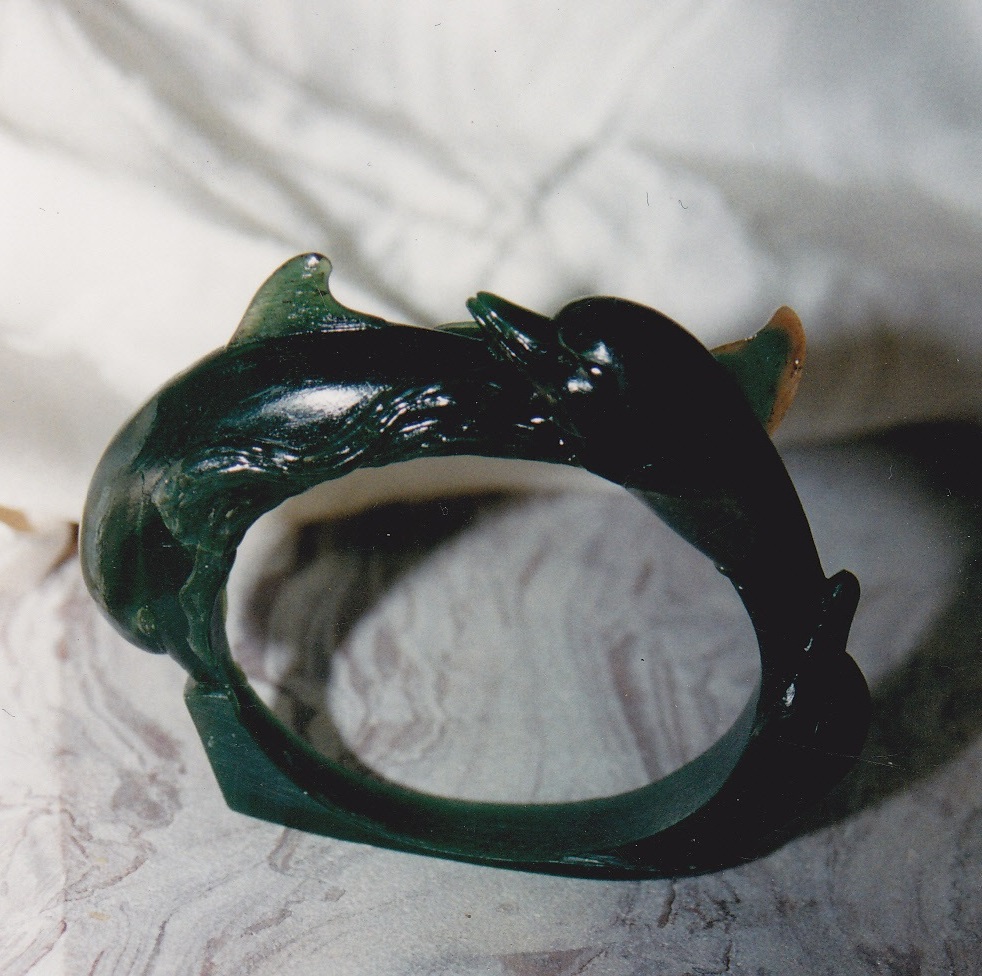 sculpture d un bracelet  '  les dauphins  '